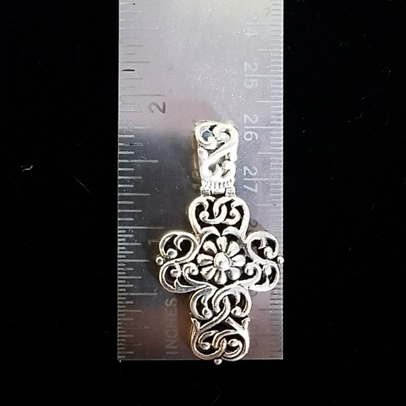 Sterling silver floral cross pendant - Picture 5 of 5